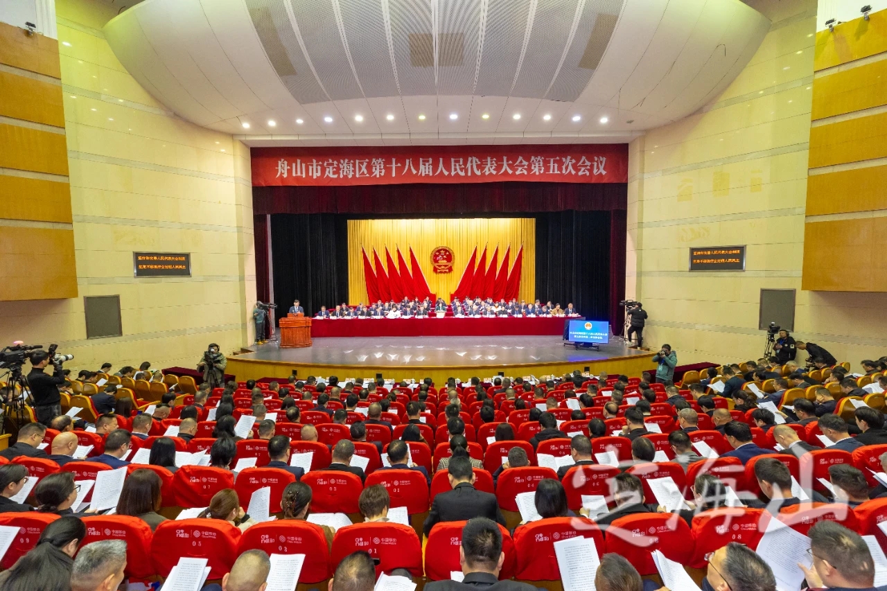 區(qū)十八屆人大五次會(huì)議舉行第二次全體會(huì)議