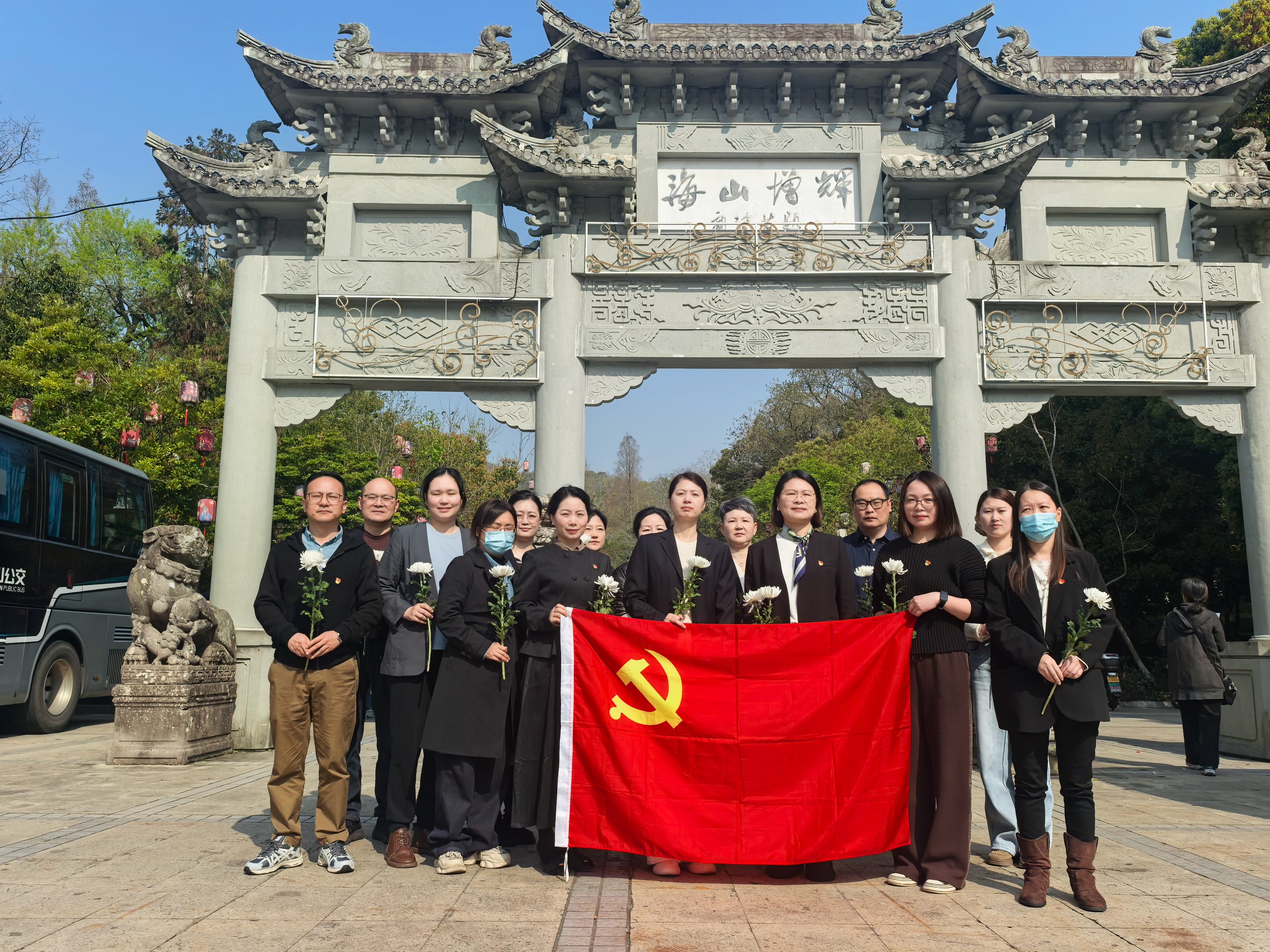 致敬革命先烈 共筑紅色根基——定海區中心醫院黨總支攜手南珍社區開展英烈緬懷活動